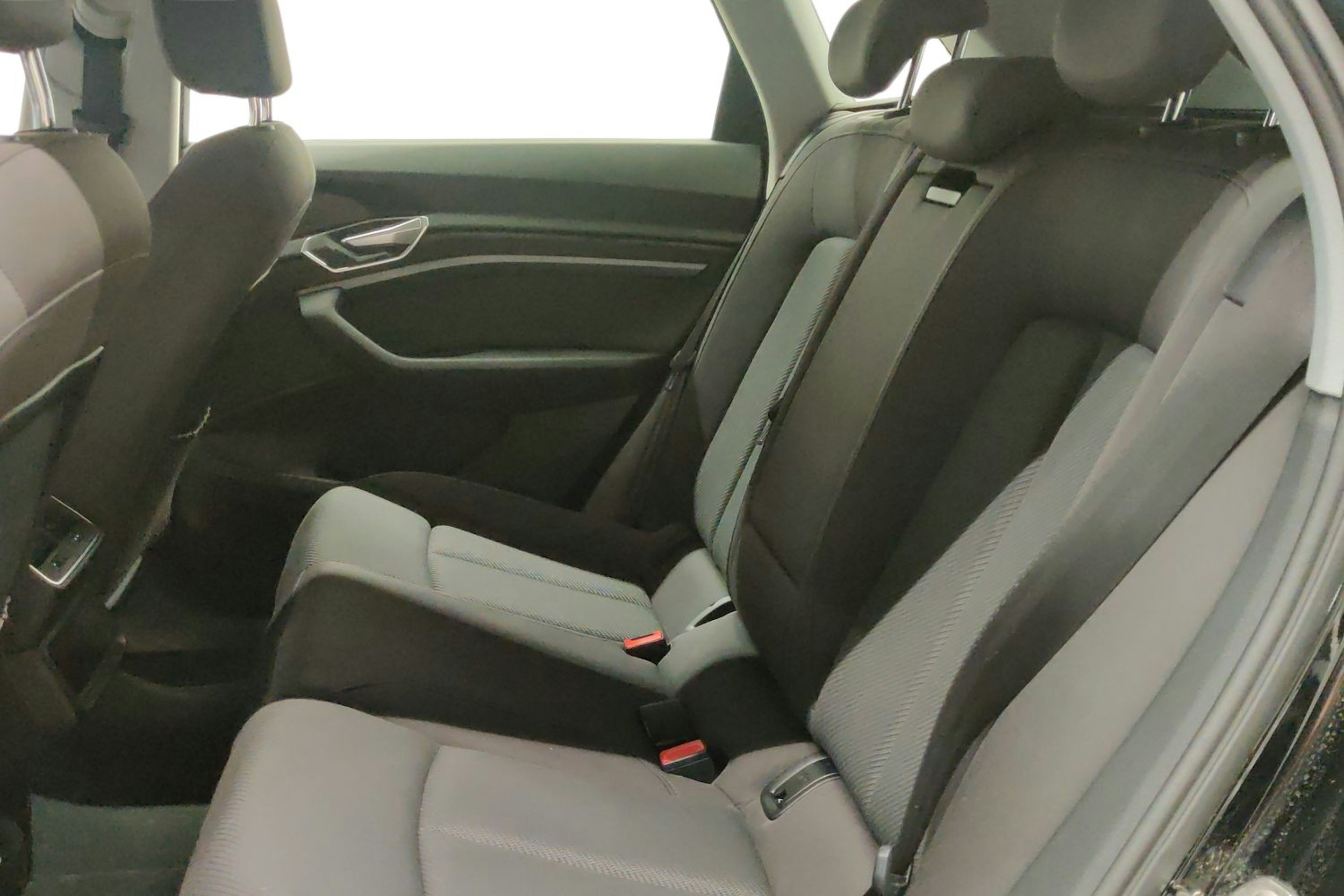 musta Audi e-tron 2021 kuva 10.