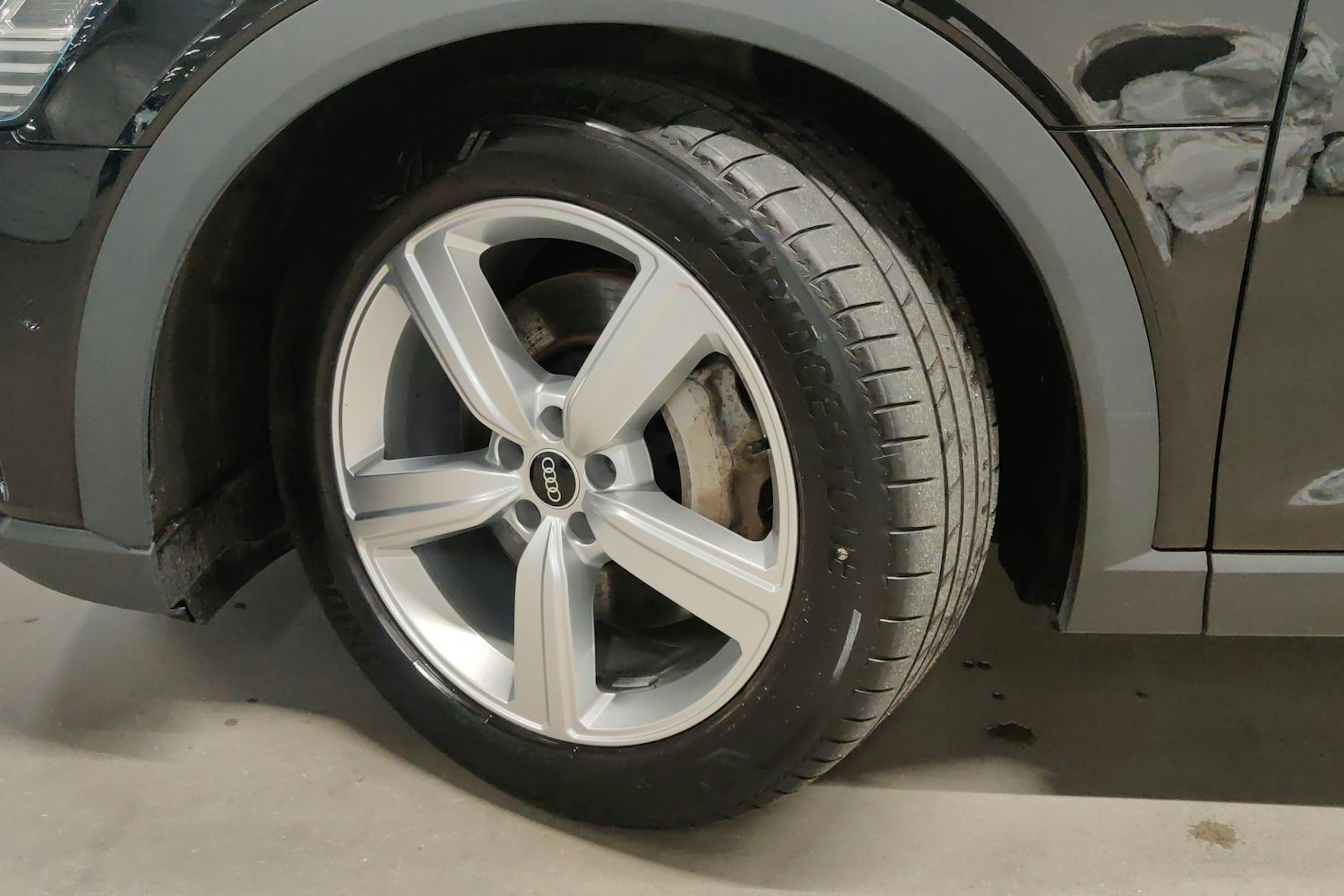 musta Audi e-tron 2021 kuva 13.