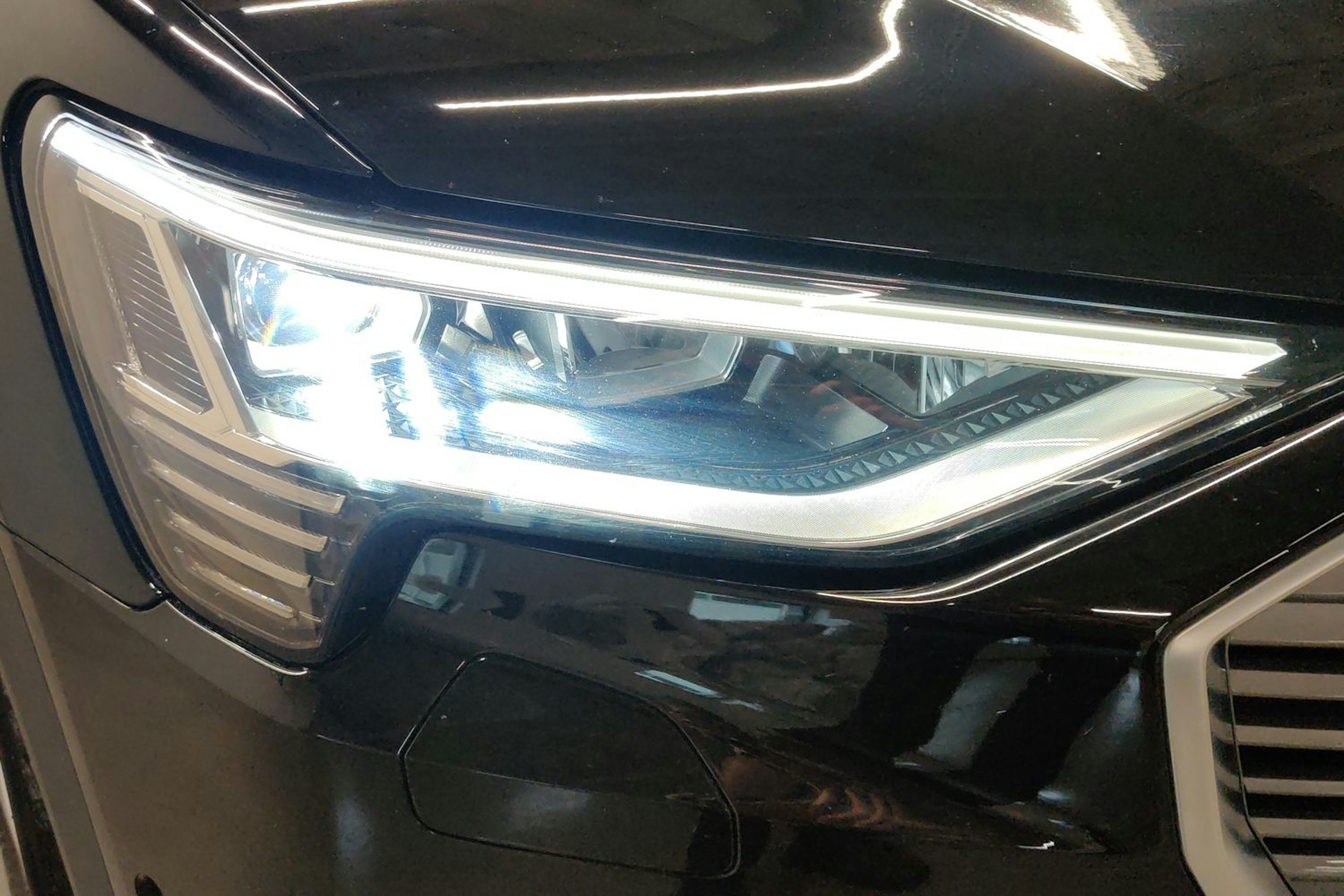 musta Audi e-tron 2021 kuva 14.