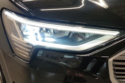 musta Audi e-tron 2021 kuva 14.