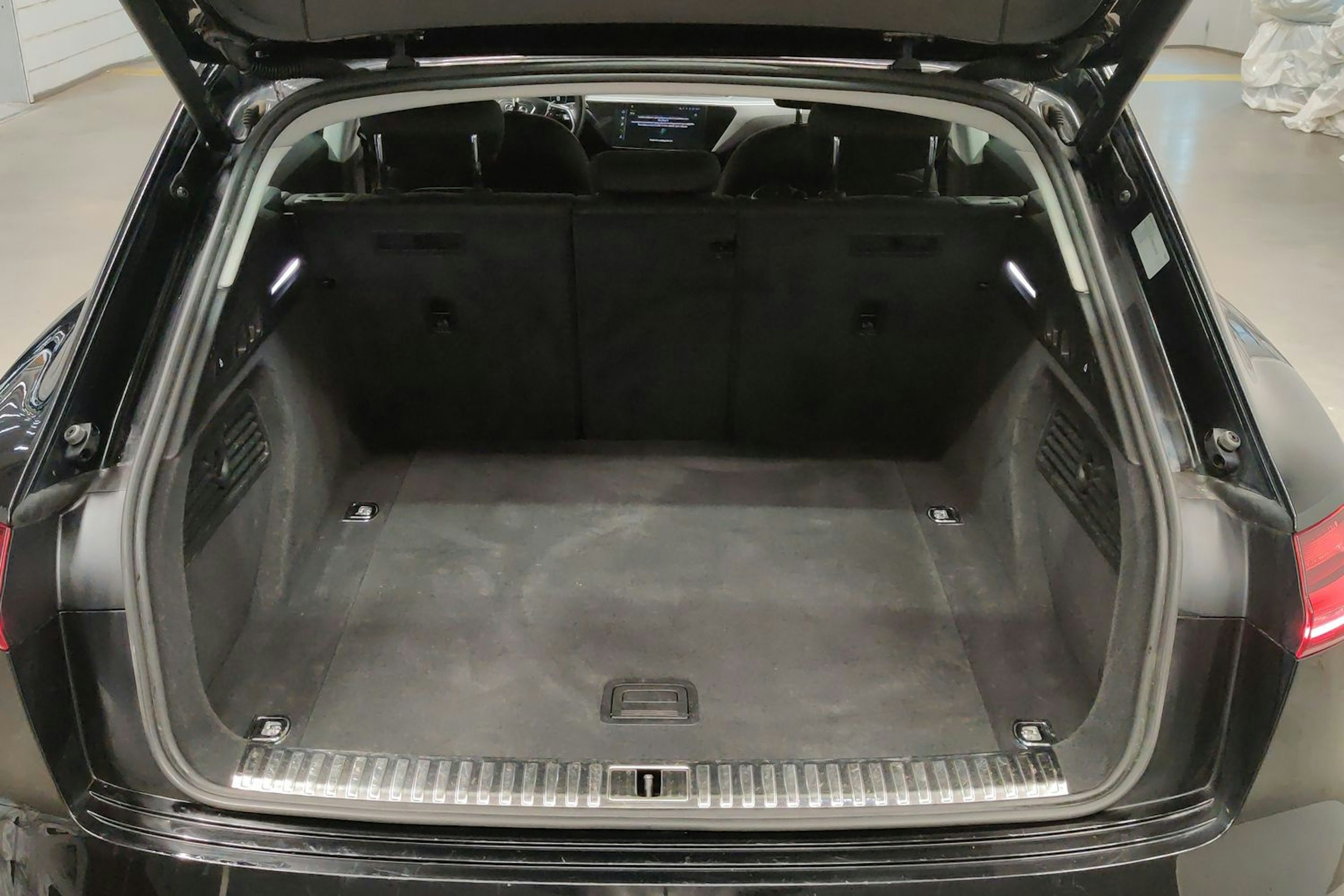 musta Audi e-tron 2021 kuva 15.
