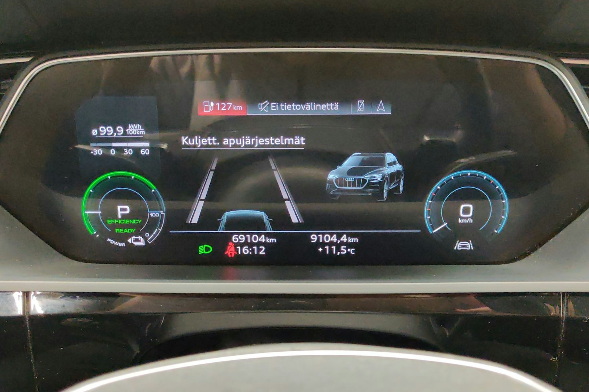 musta Audi e-tron 2021 kuva 16.