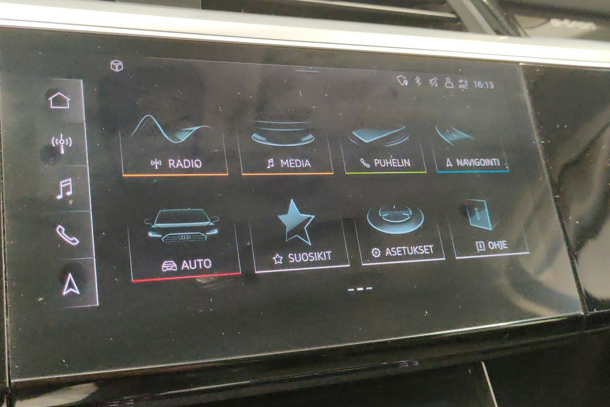 musta Audi e-tron 2021 kuva 18.