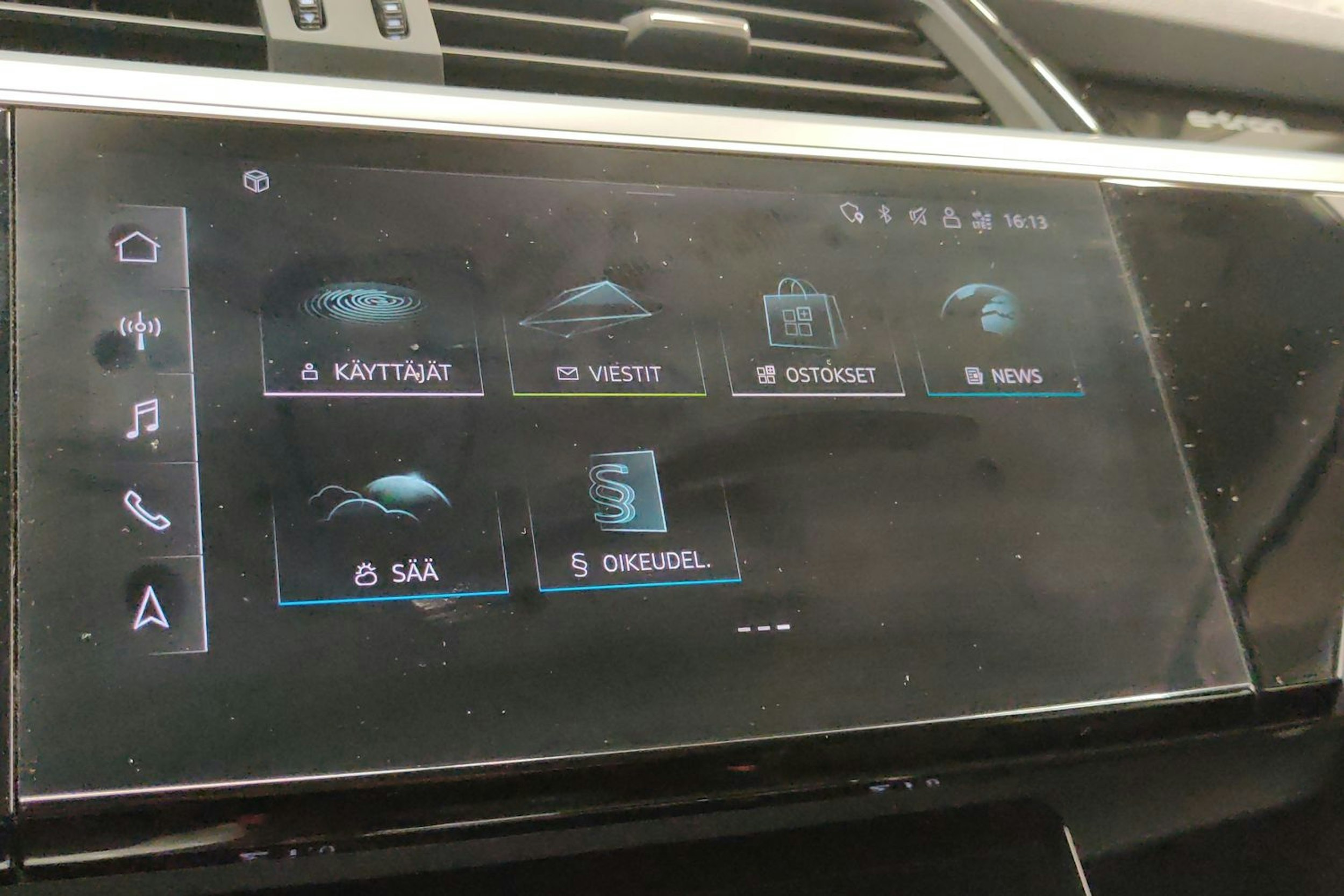musta Audi e-tron 2021 kuva 19.