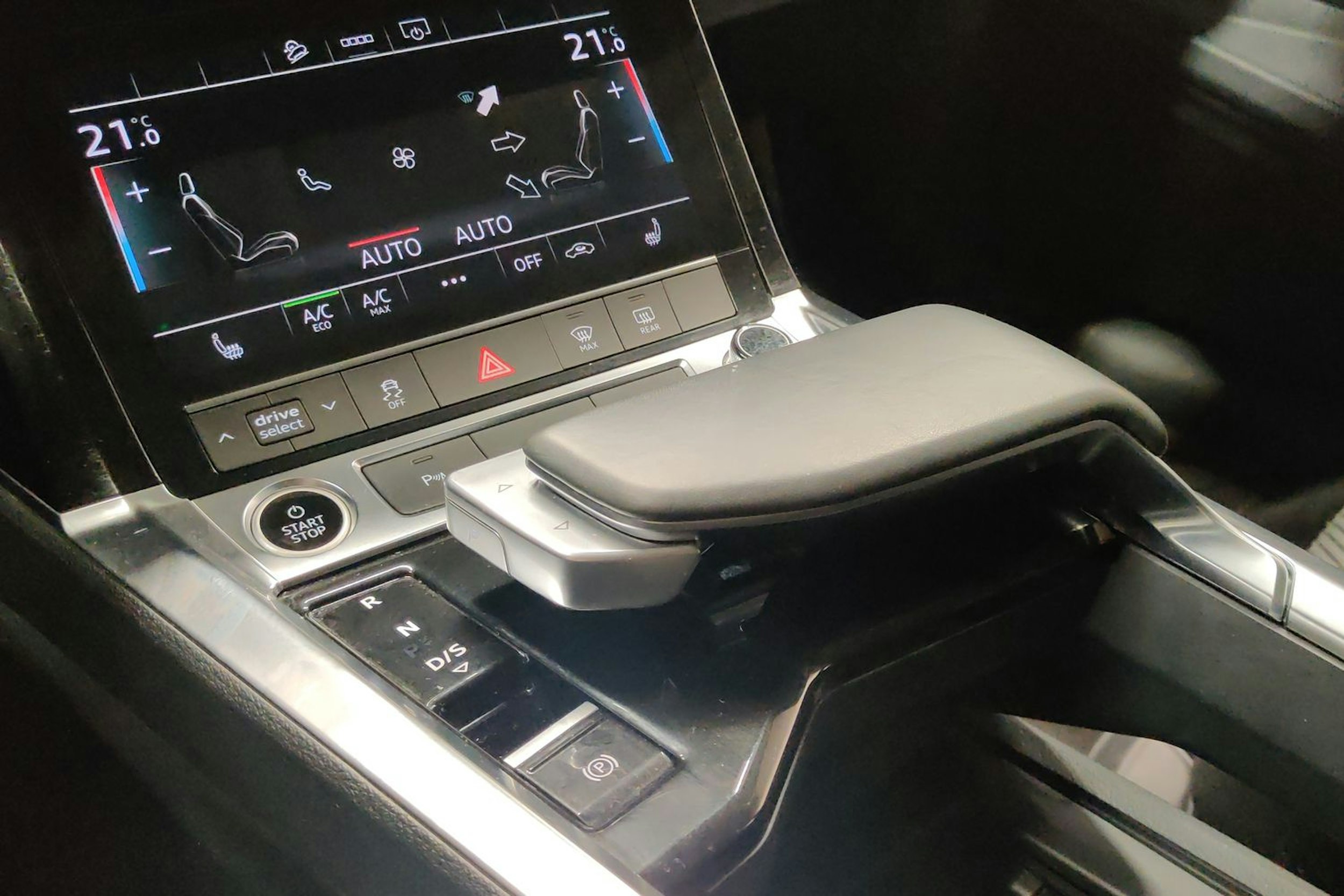 musta Audi e-tron 2021 kuva 21.