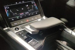 musta Audi e-tron 2021 kuva 21.