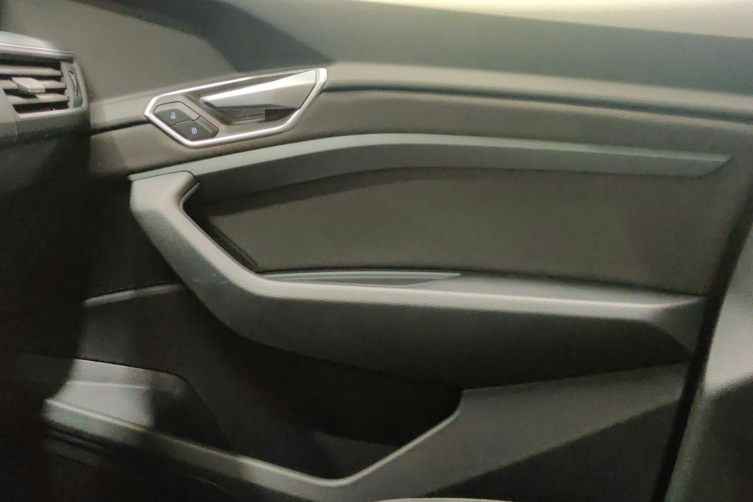 musta Audi e-tron 2021 kuva 26.