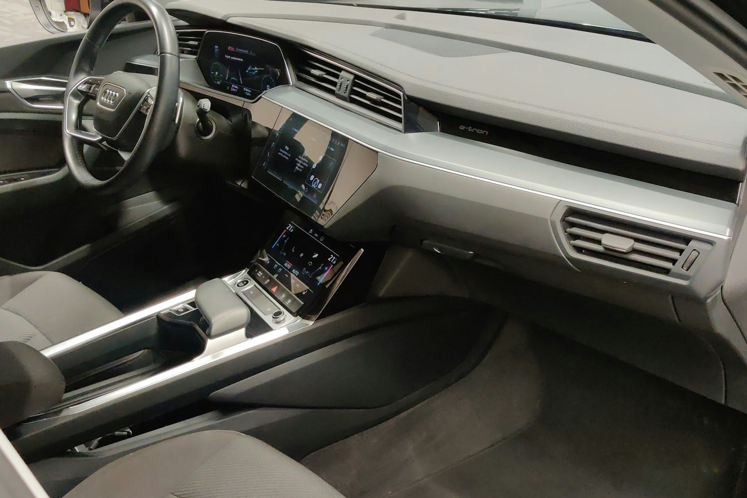 musta Audi e-tron 2021 kuva 28.