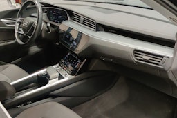 musta Audi e-tron 2021 kuva 28.