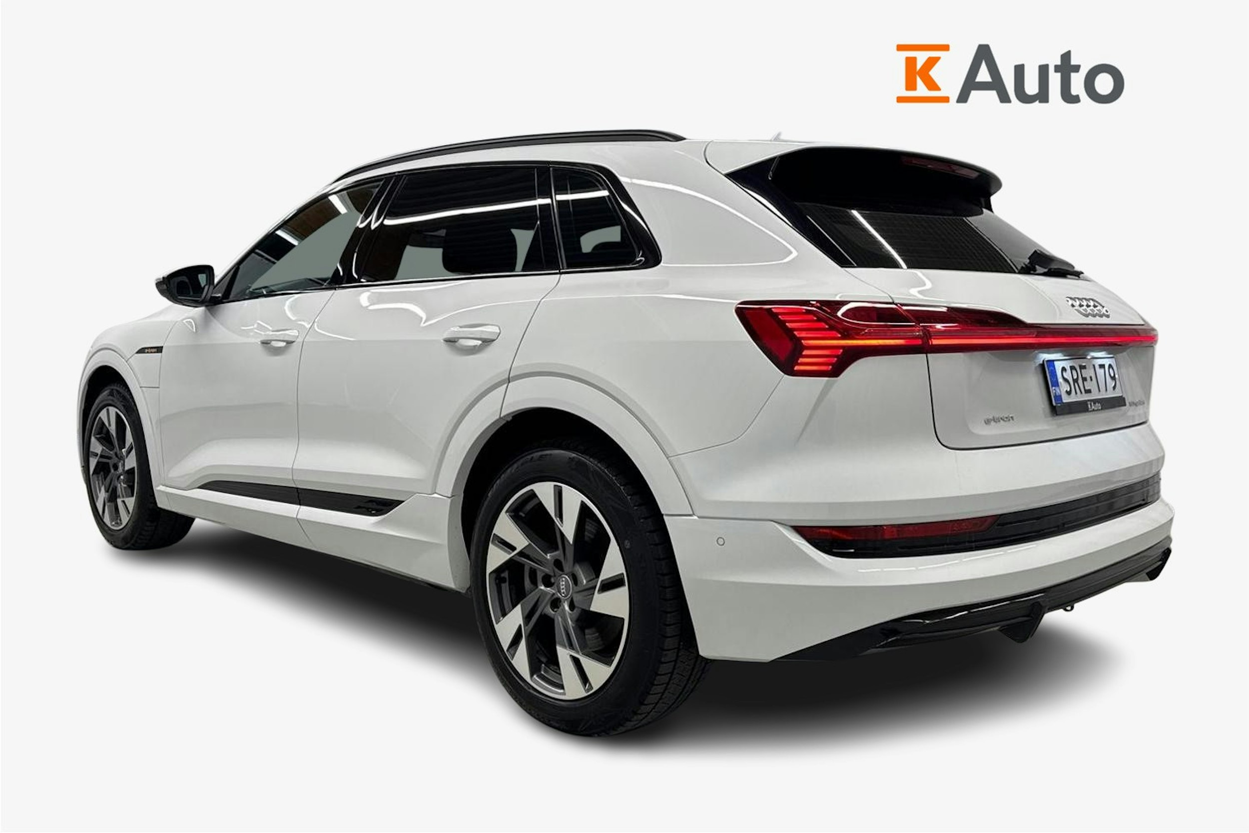 valkoinen Audi e-tron 2021 kuva 2.