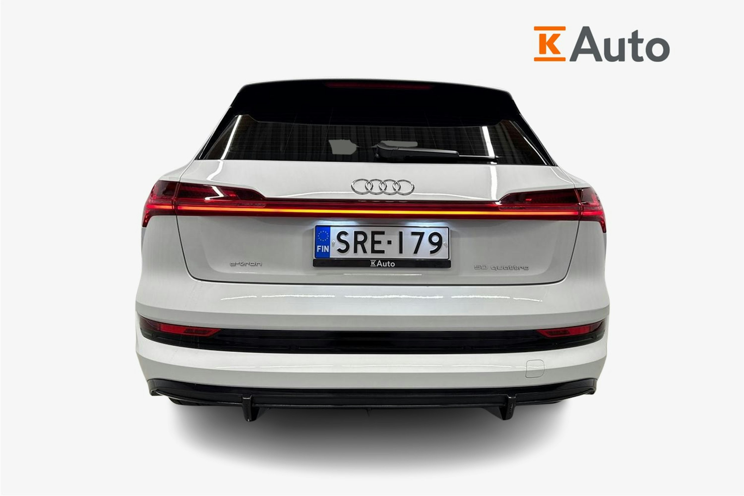 valkoinen Audi e-tron 2021 kuva 3.