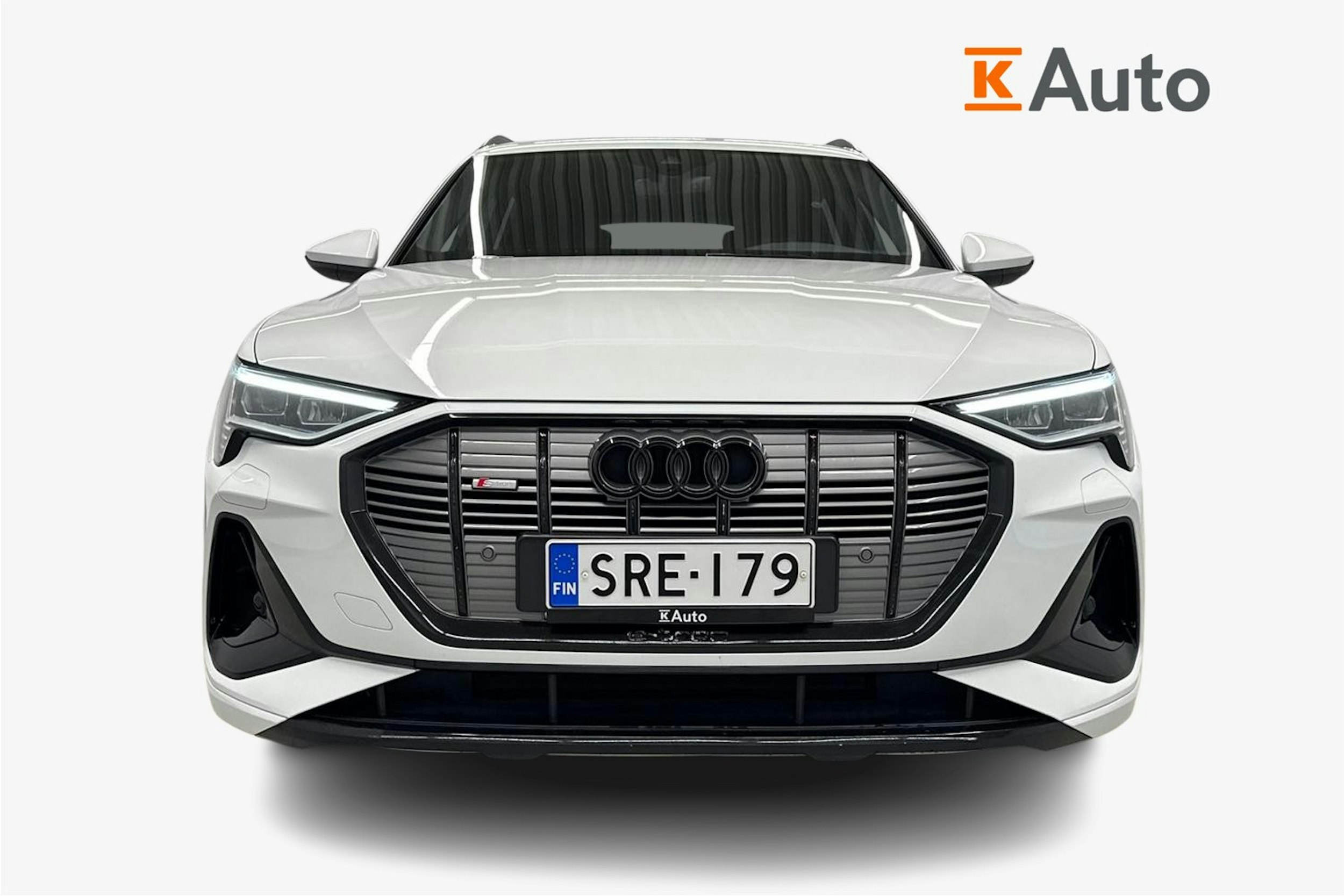 valkoinen Audi e-tron 2021 kuva 5.