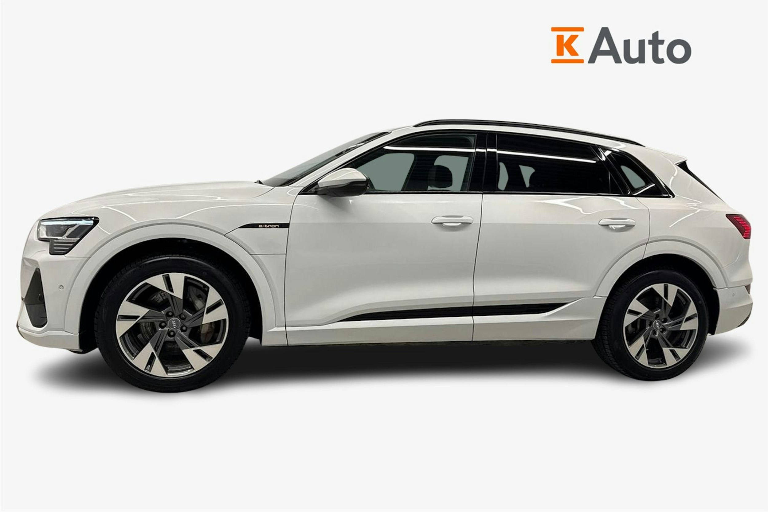 valkoinen Audi e-tron 2021 kuva 6.
