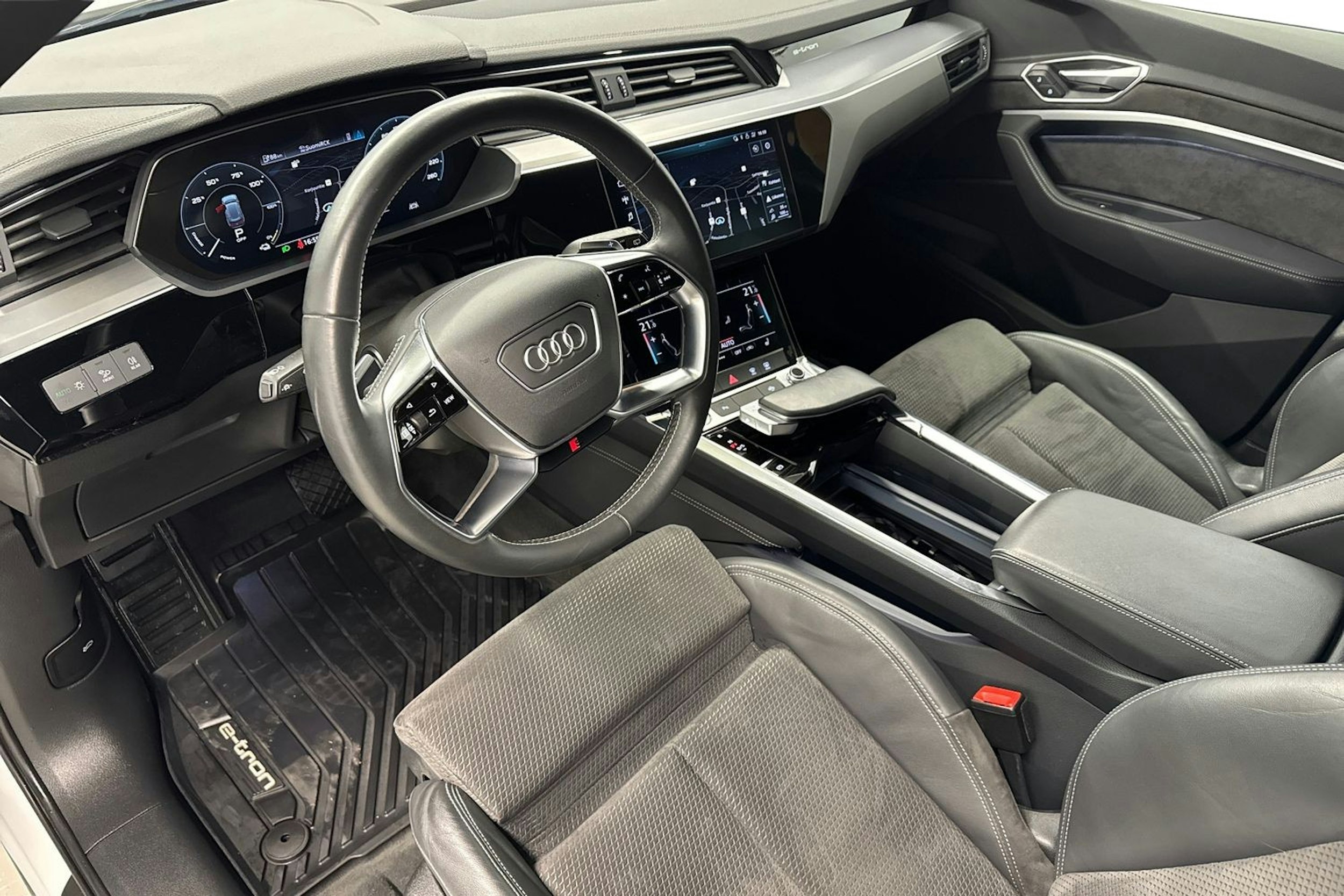 valkoinen Audi e-tron 2021 kuva 7.