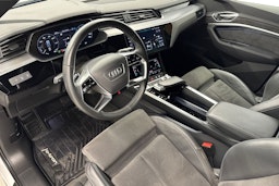 valkoinen Audi e-tron 2021 kuva 7.