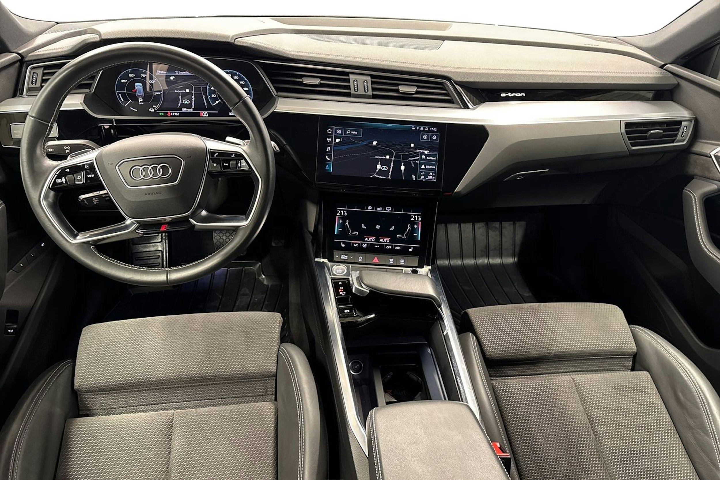 valkoinen Audi e-tron 2021 kuva 9.