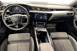 valkoinen Audi e-tron 2021 kuva 9.