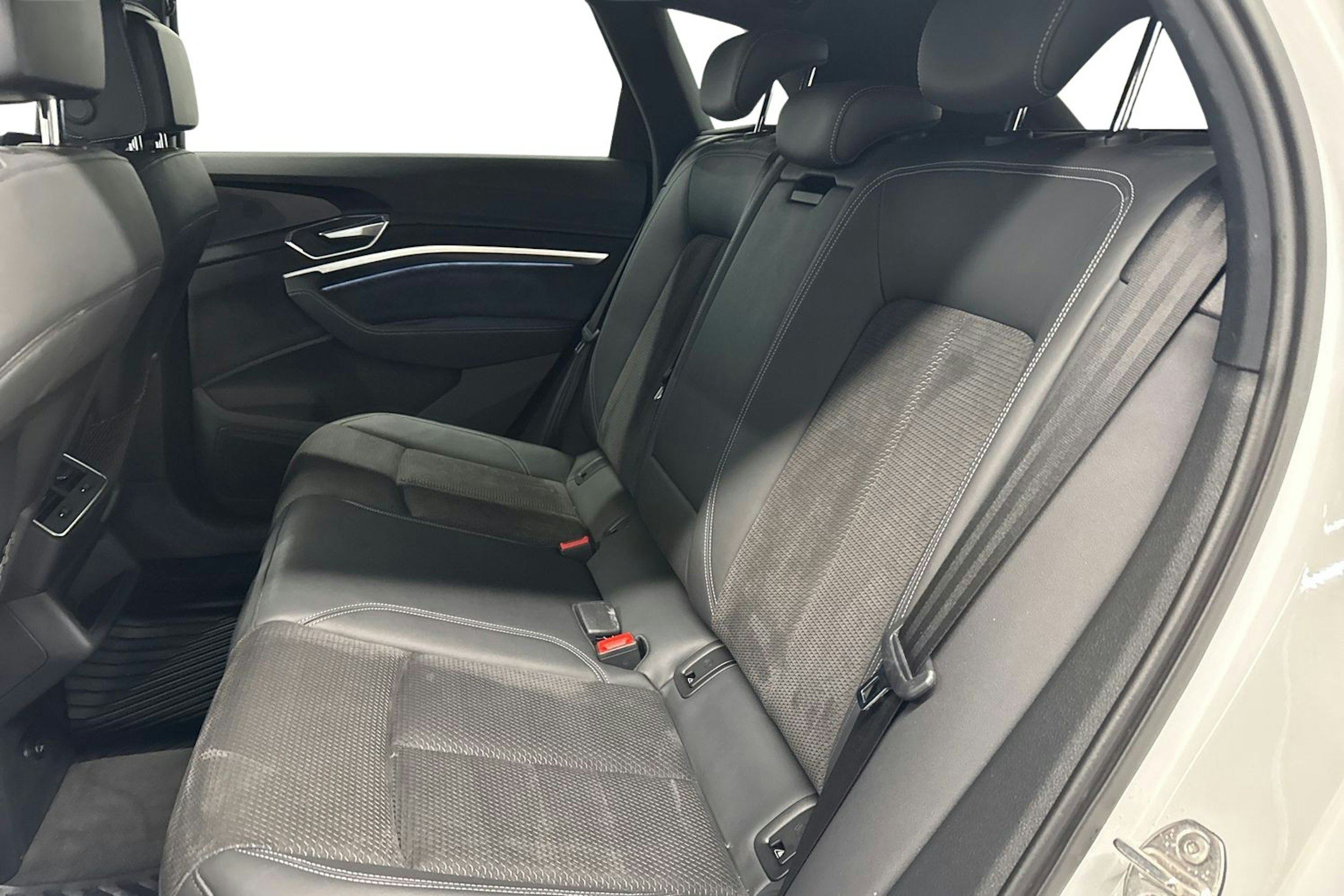 valkoinen Audi e-tron 2021 kuva 10.