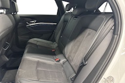 valkoinen Audi e-tron 2021 kuva 10.