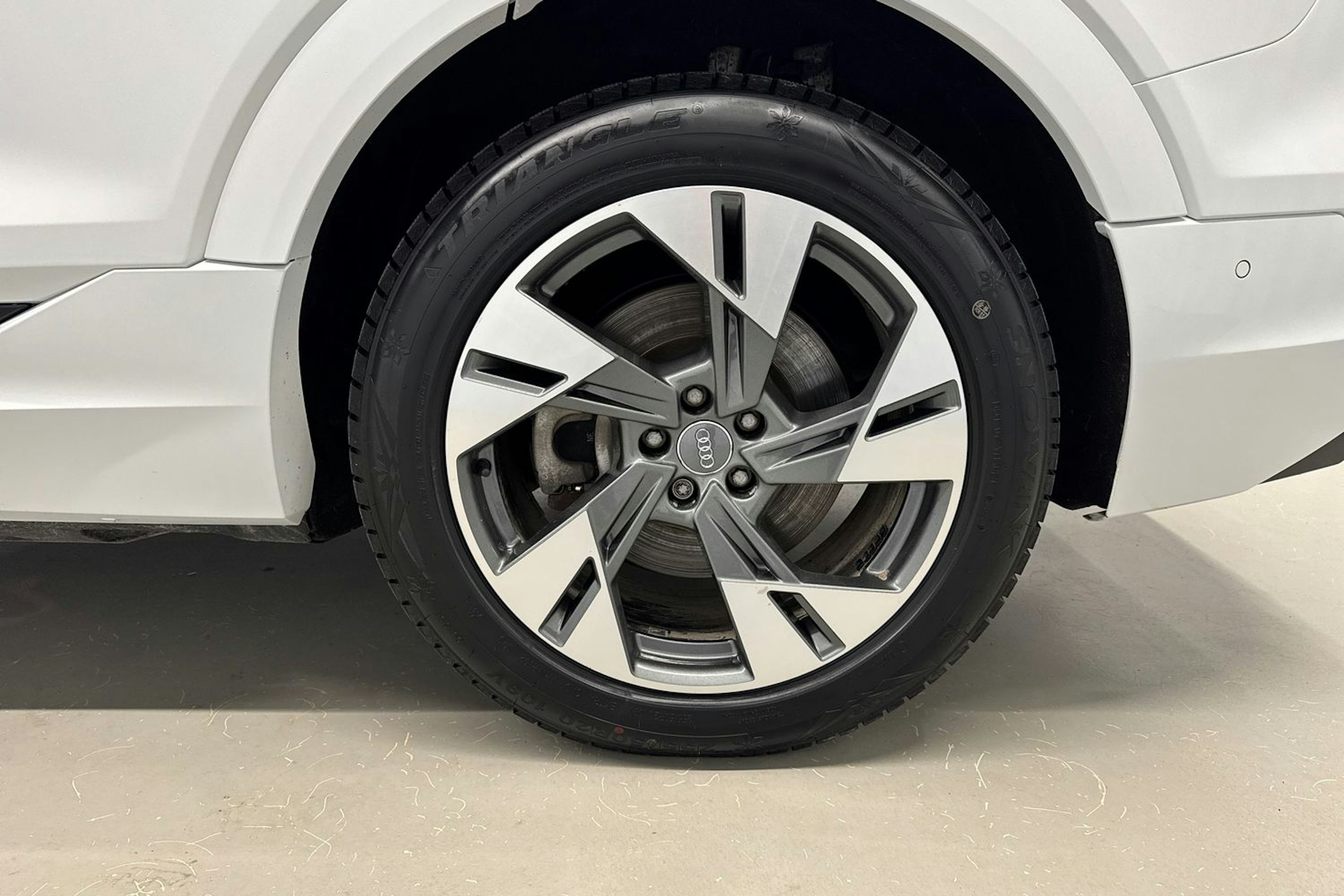 valkoinen Audi e-tron 2021 kuva 13.