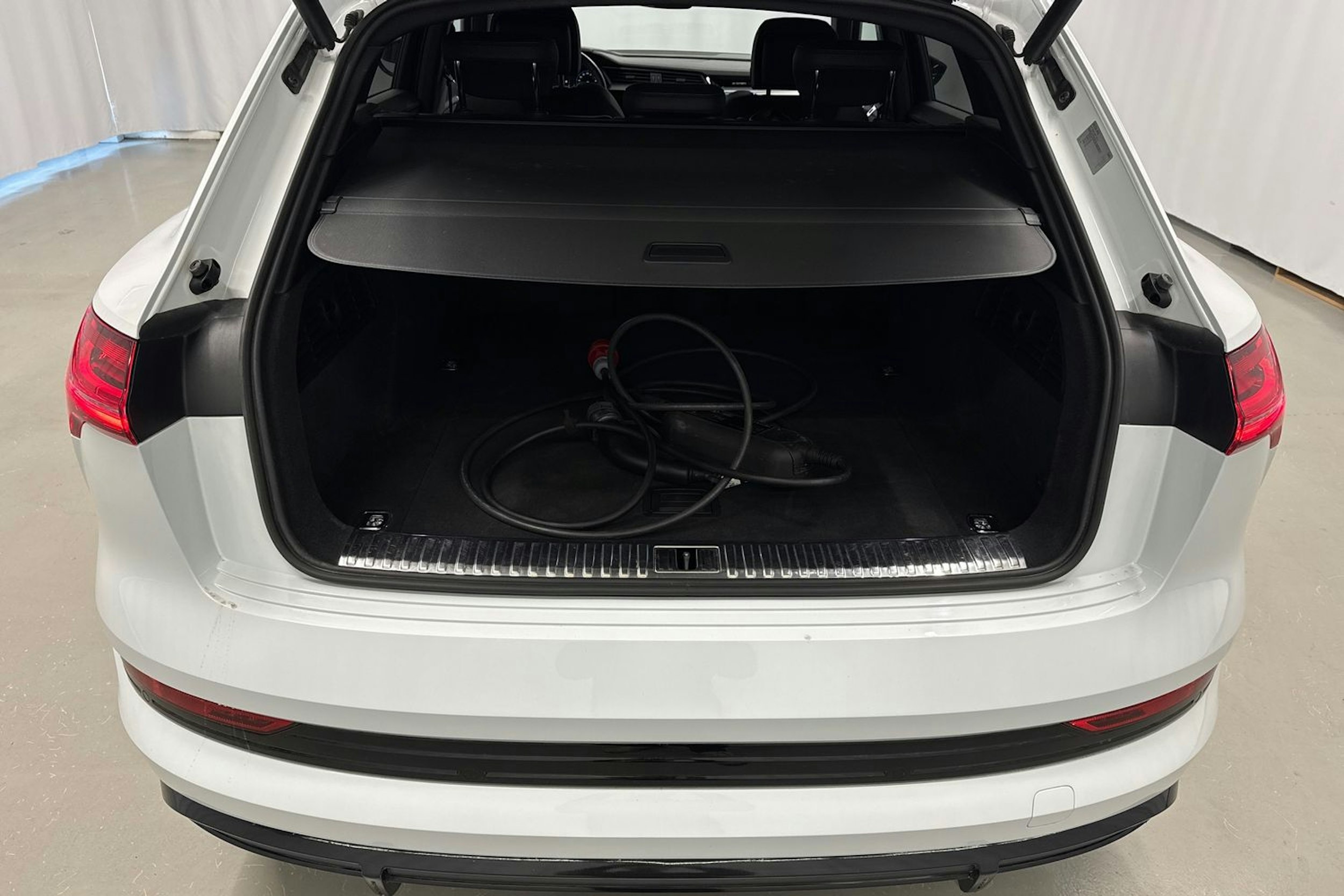 valkoinen Audi e-tron 2021 kuva 14.