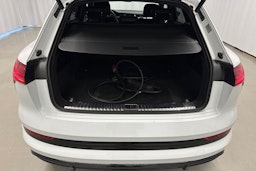 valkoinen Audi e-tron 2021 kuva 14.