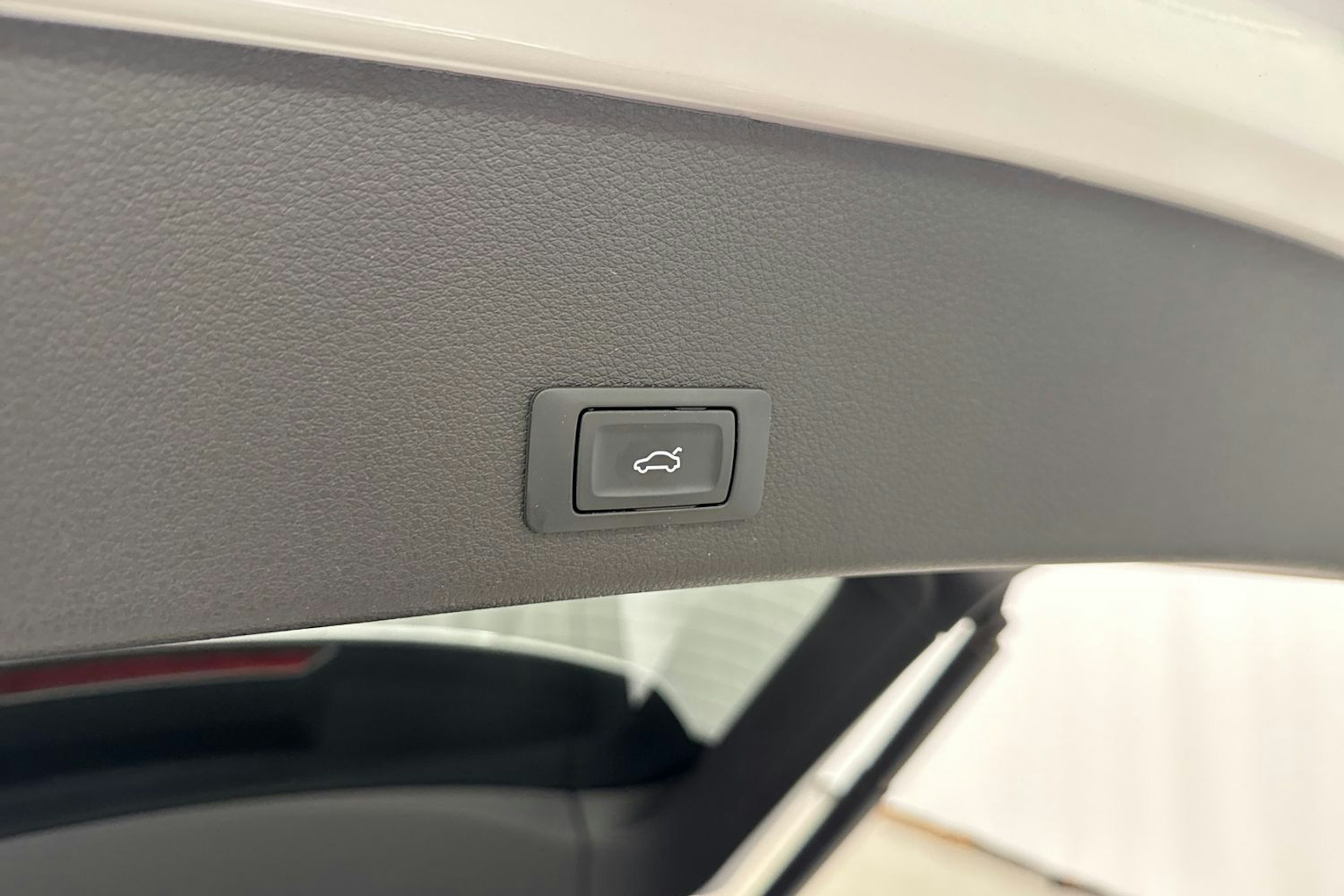 valkoinen Audi e-tron 2021 kuva 15.