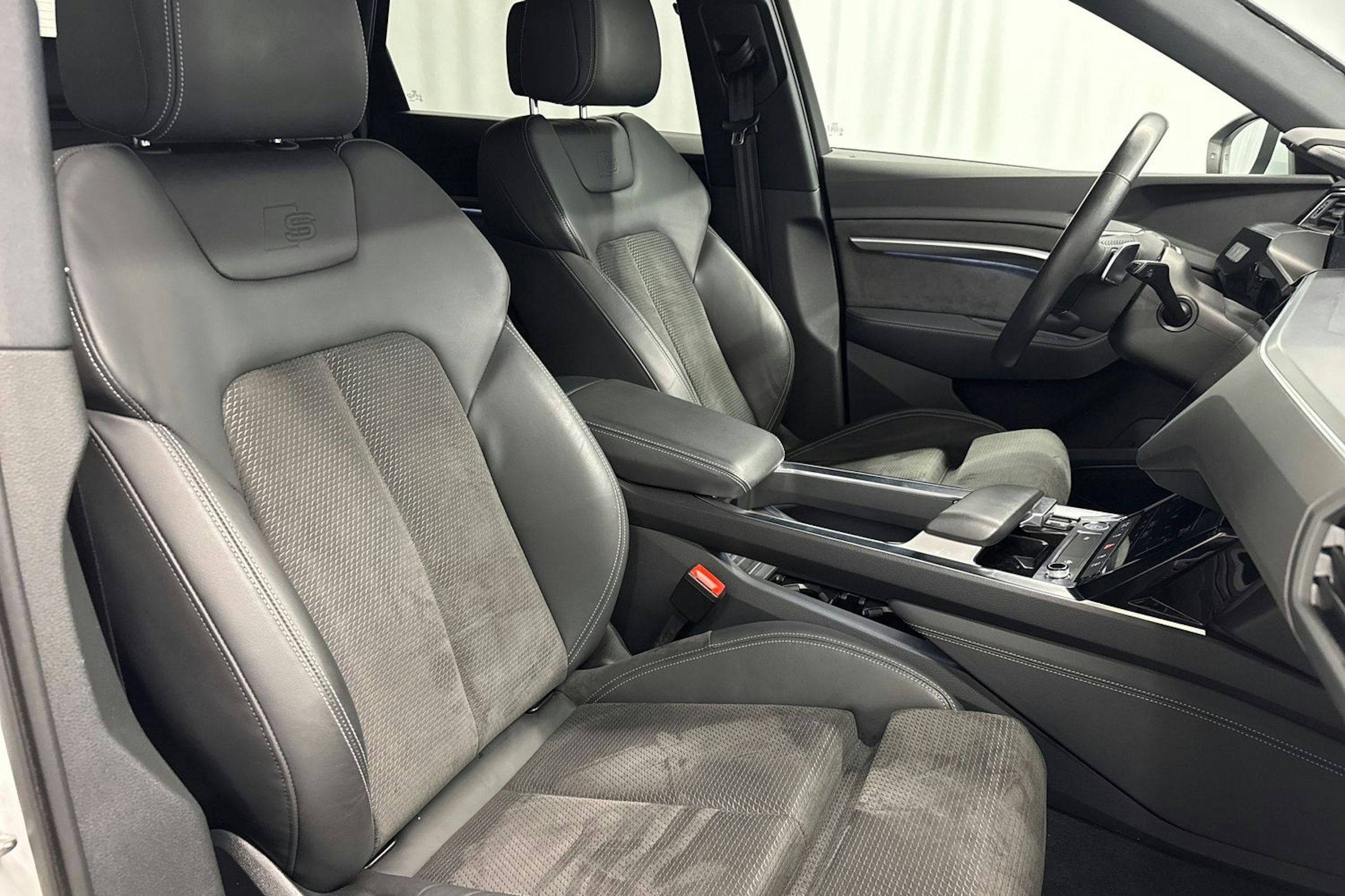 valkoinen Audi e-tron 2021 kuva 16.