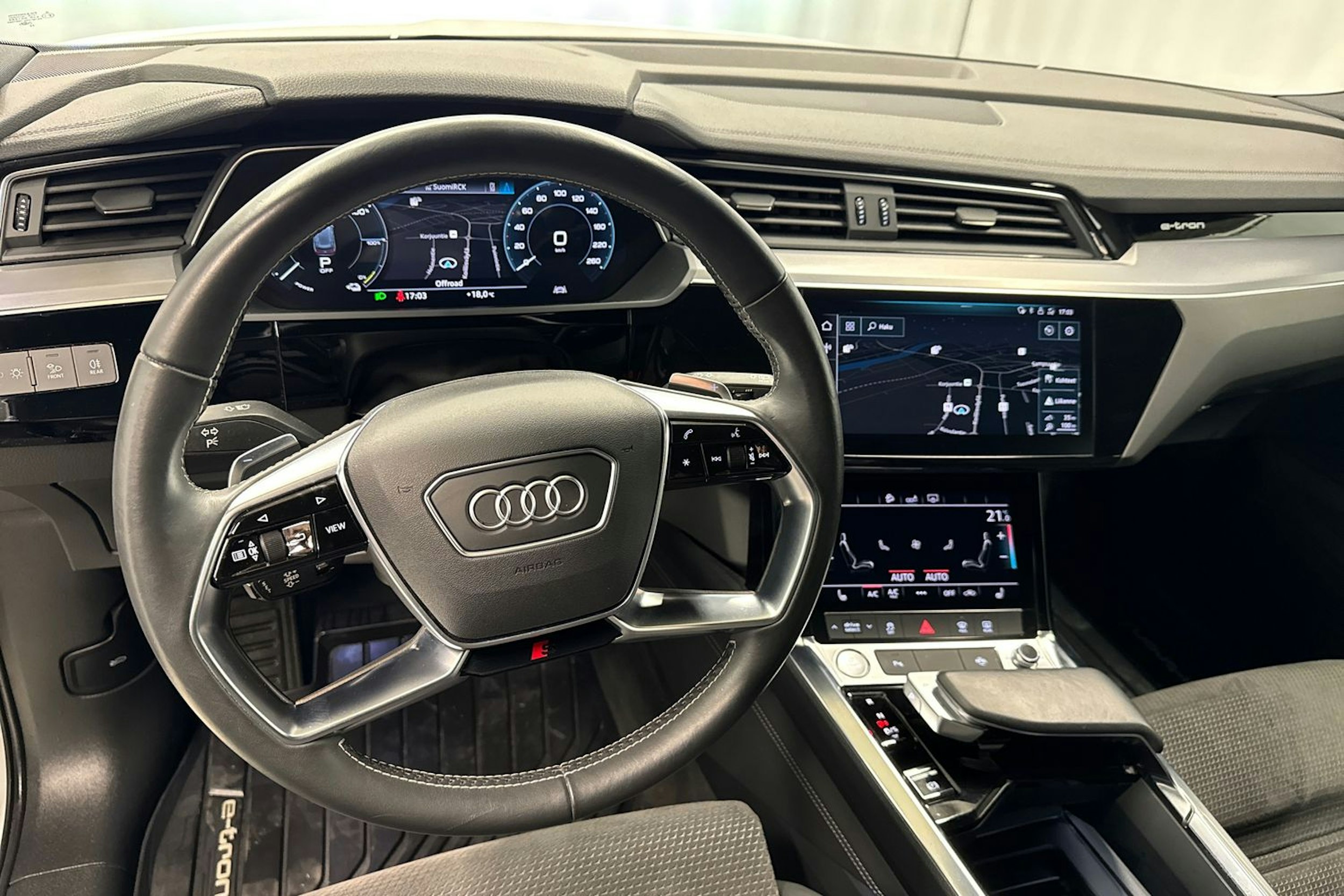 valkoinen Audi e-tron 2021 kuva 17.
