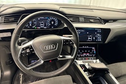 valkoinen Audi e-tron 2021 kuva 17.