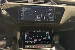 valkoinen Audi e-tron 2021 kuva 18.