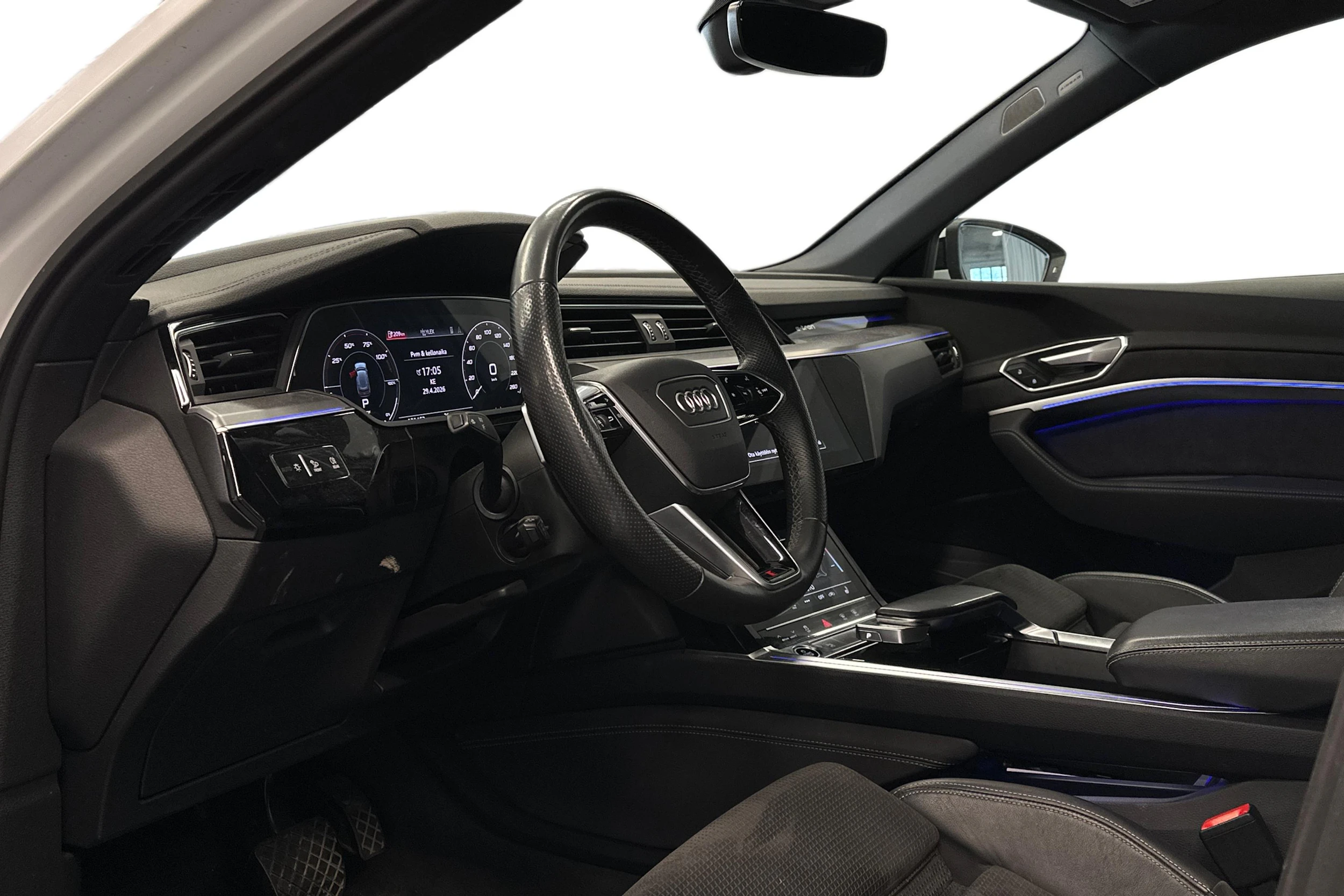 met. valkoinen Audi e-tron 2021 kuva 3.