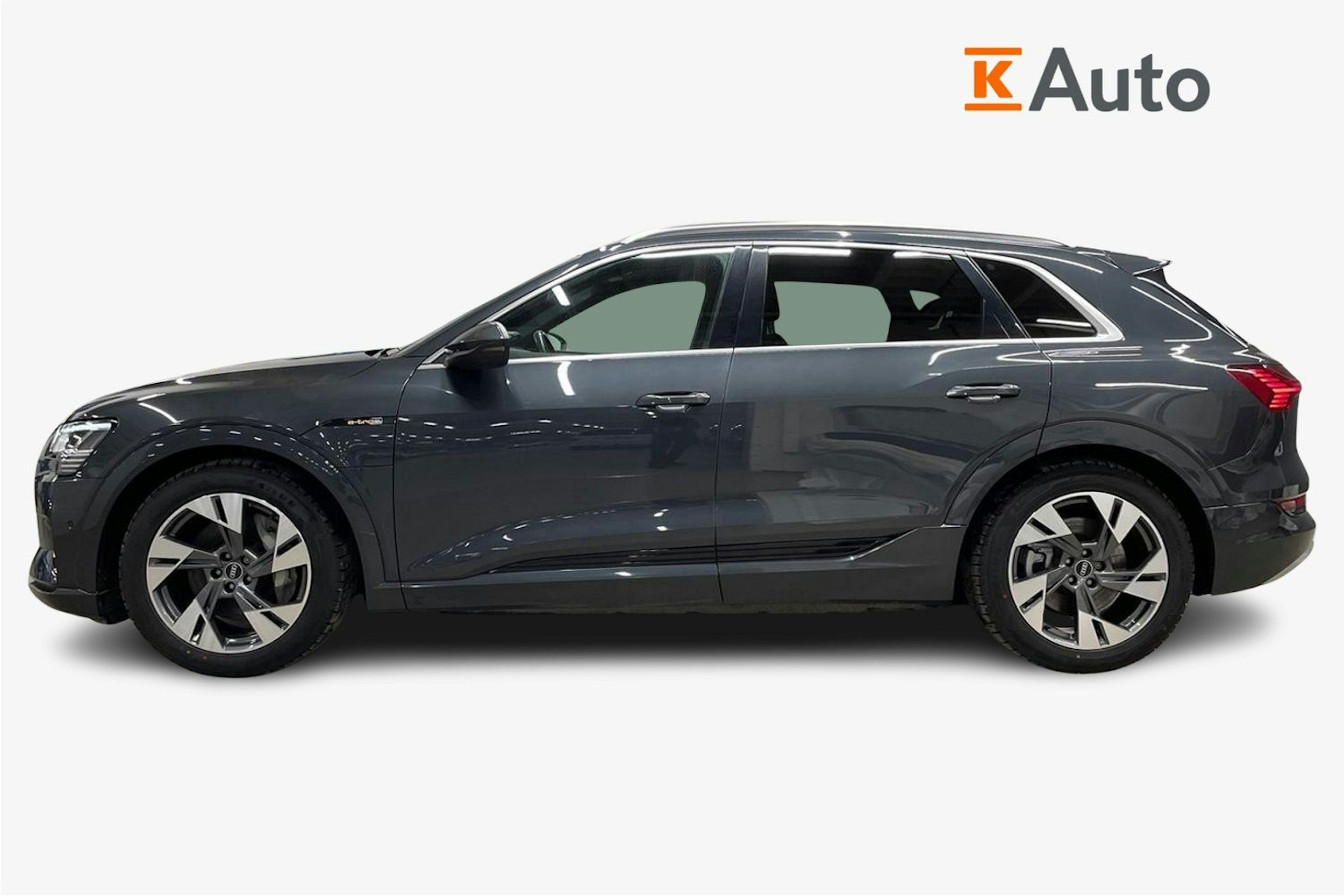 harmaa Audi e-tron 2021 kuva 6.