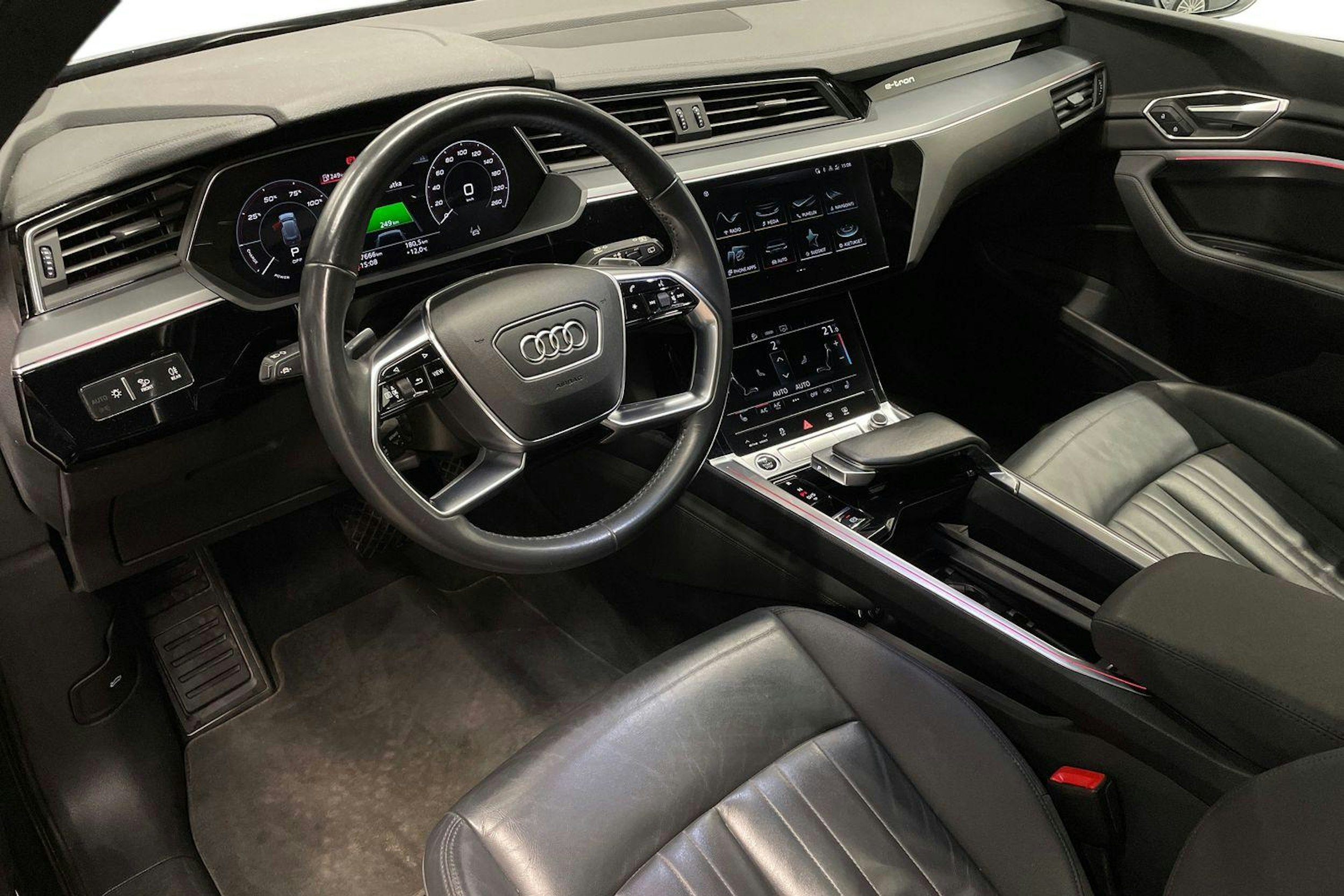 harmaa Audi e-tron 2021 kuva 7.