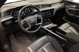 harmaa Audi e-tron 2021 kuva 7.