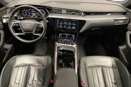 harmaa Audi e-tron 2021 kuva 9.