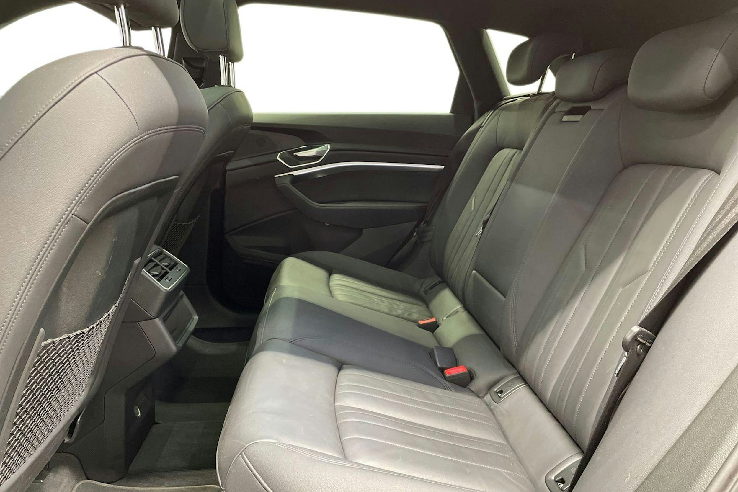 harmaa Audi e-tron 2021 kuva 10.