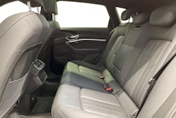 harmaa Audi e-tron 2021 kuva 10.