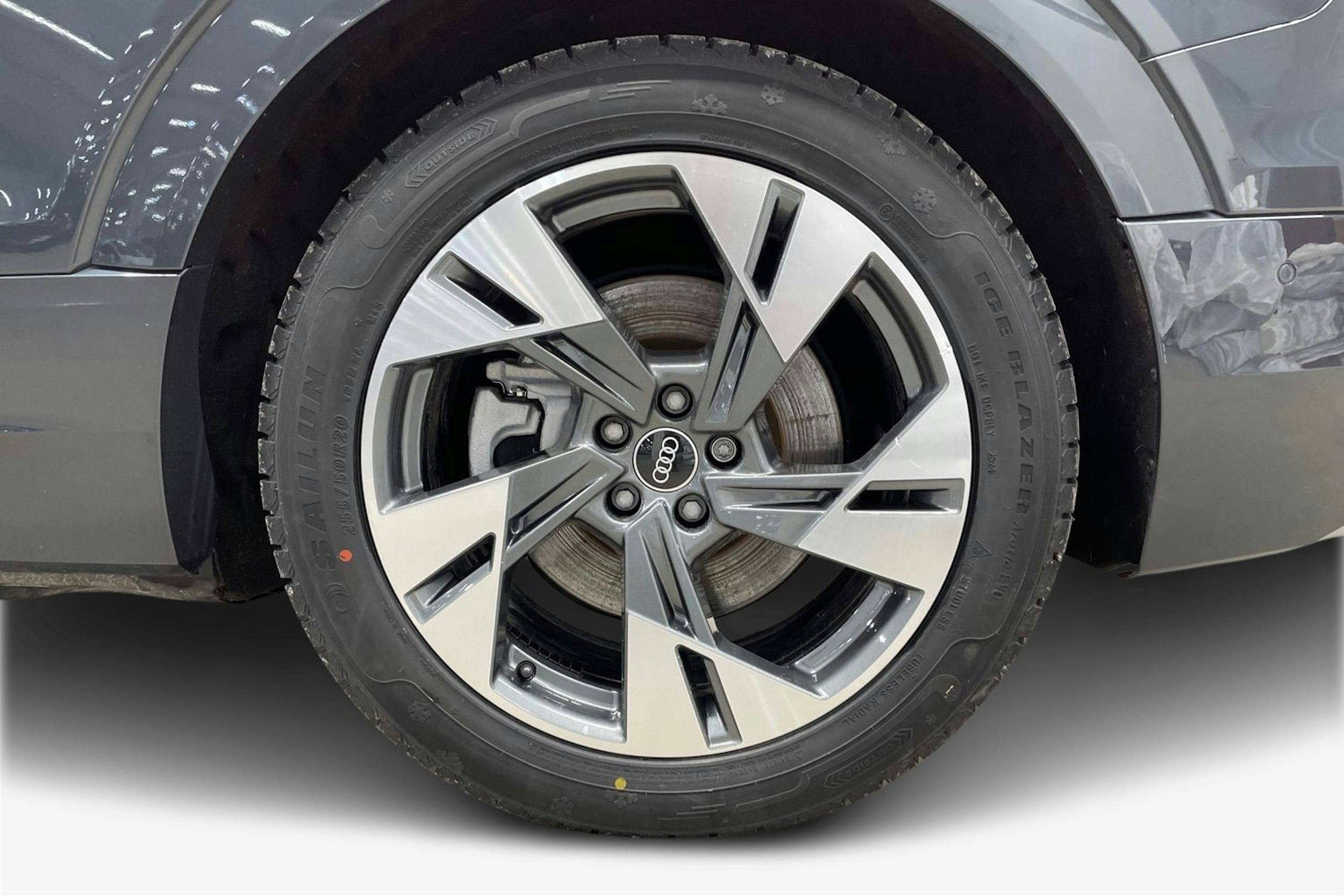 harmaa Audi e-tron 2021 kuva 11.