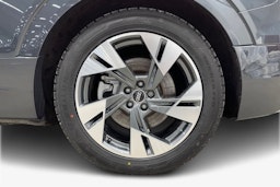 harmaa Audi e-tron 2021 kuva 11.