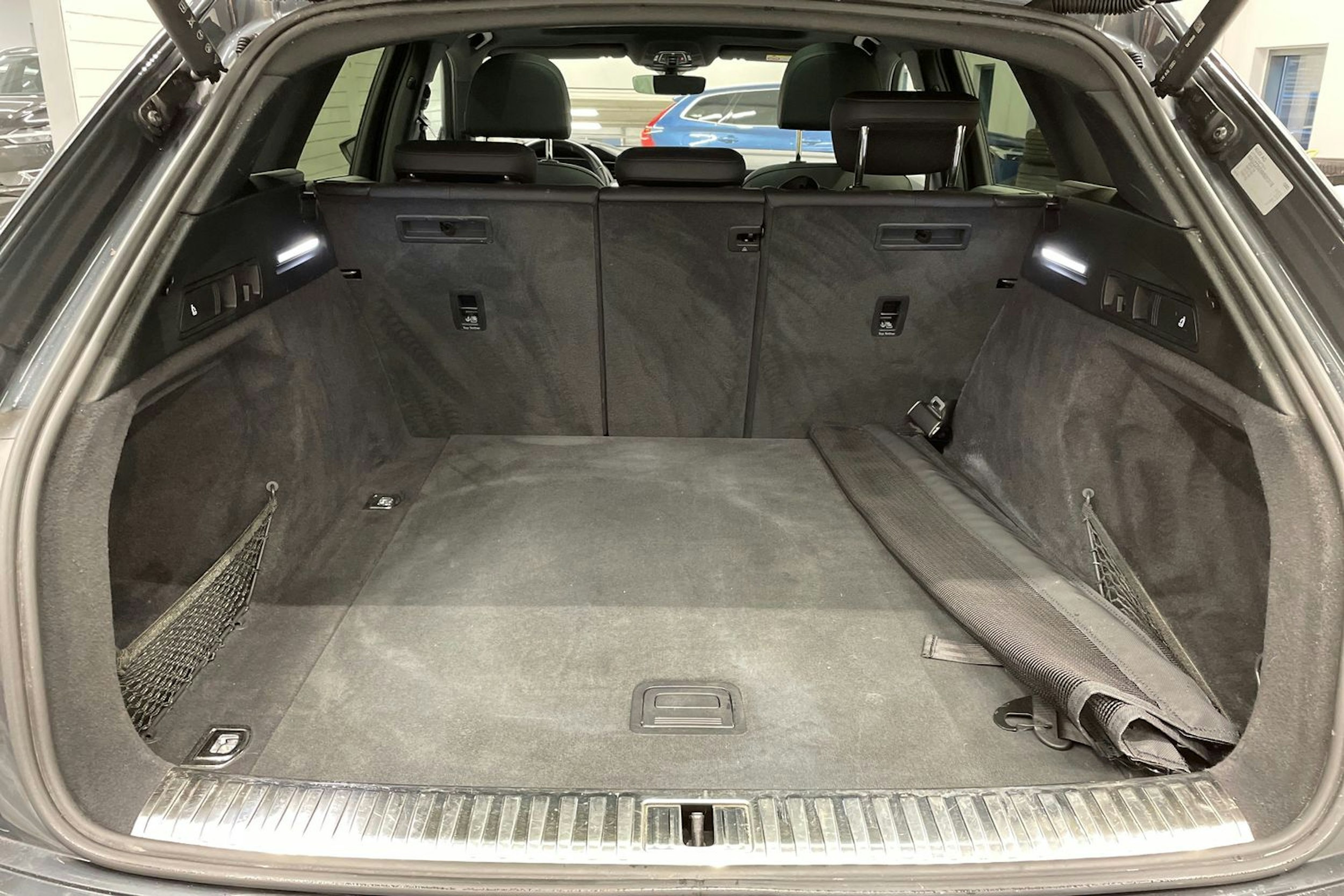 harmaa Audi e-tron 2021 kuva 15.