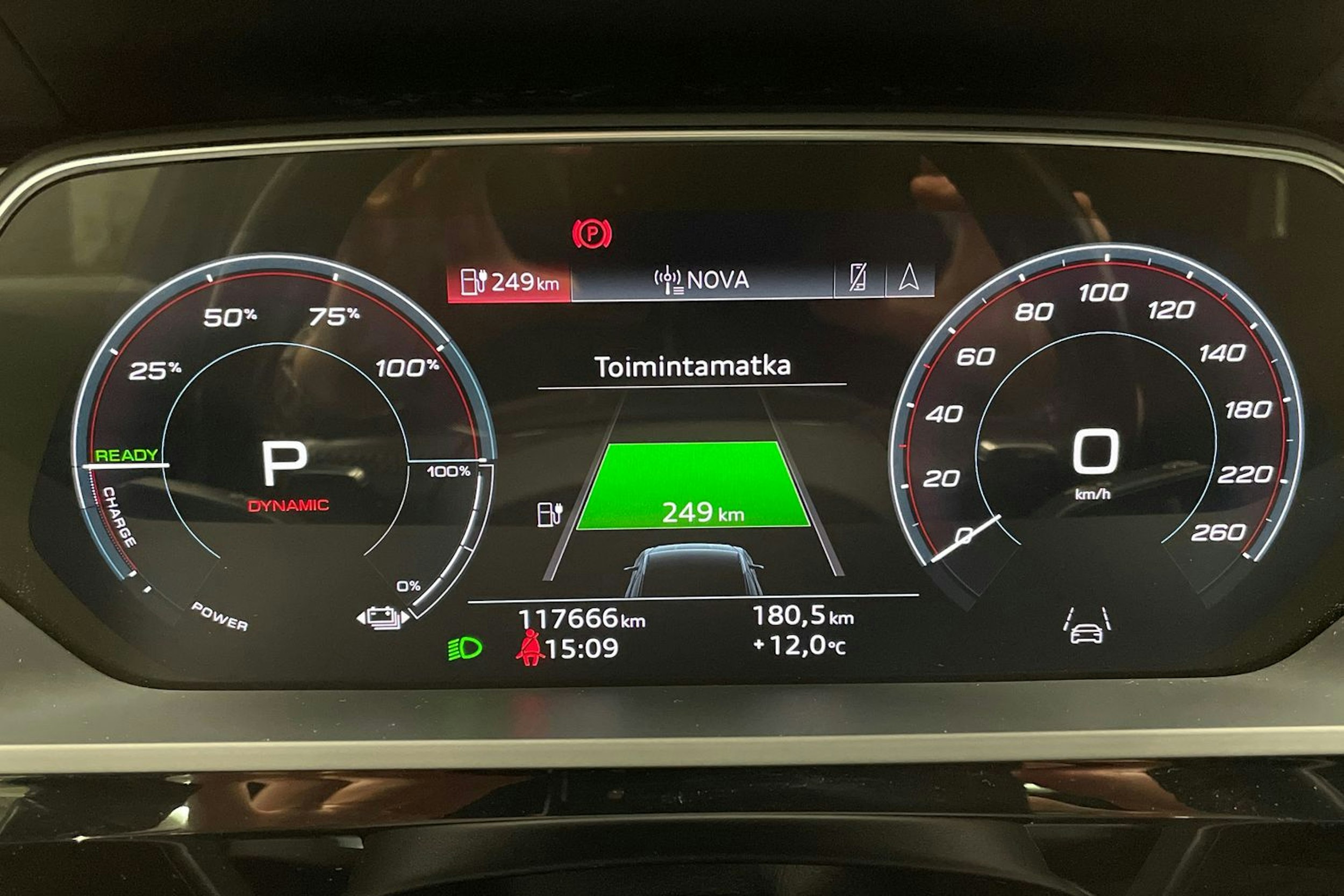 harmaa Audi e-tron 2021 kuva 16.