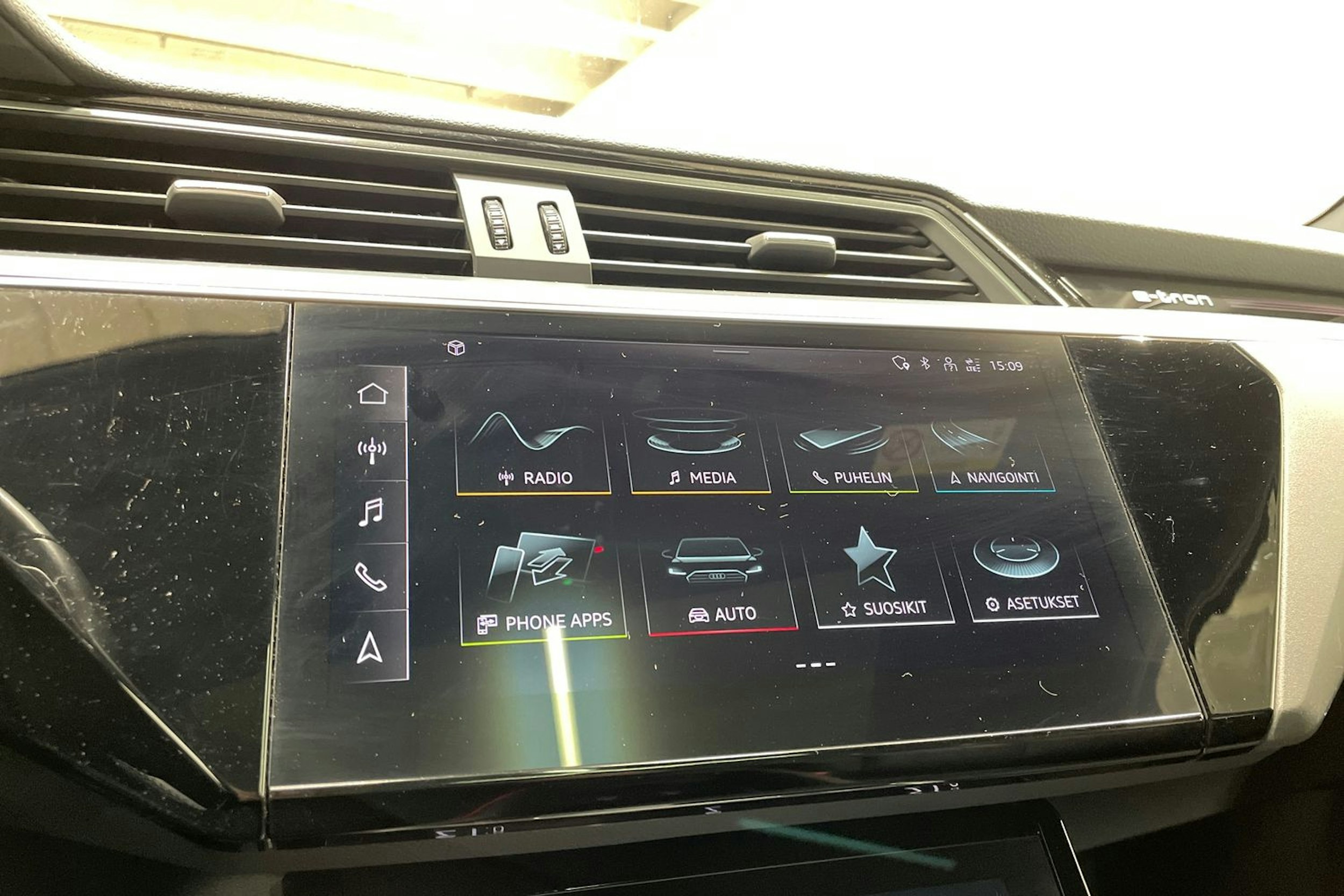 harmaa Audi e-tron 2021 kuva 17.