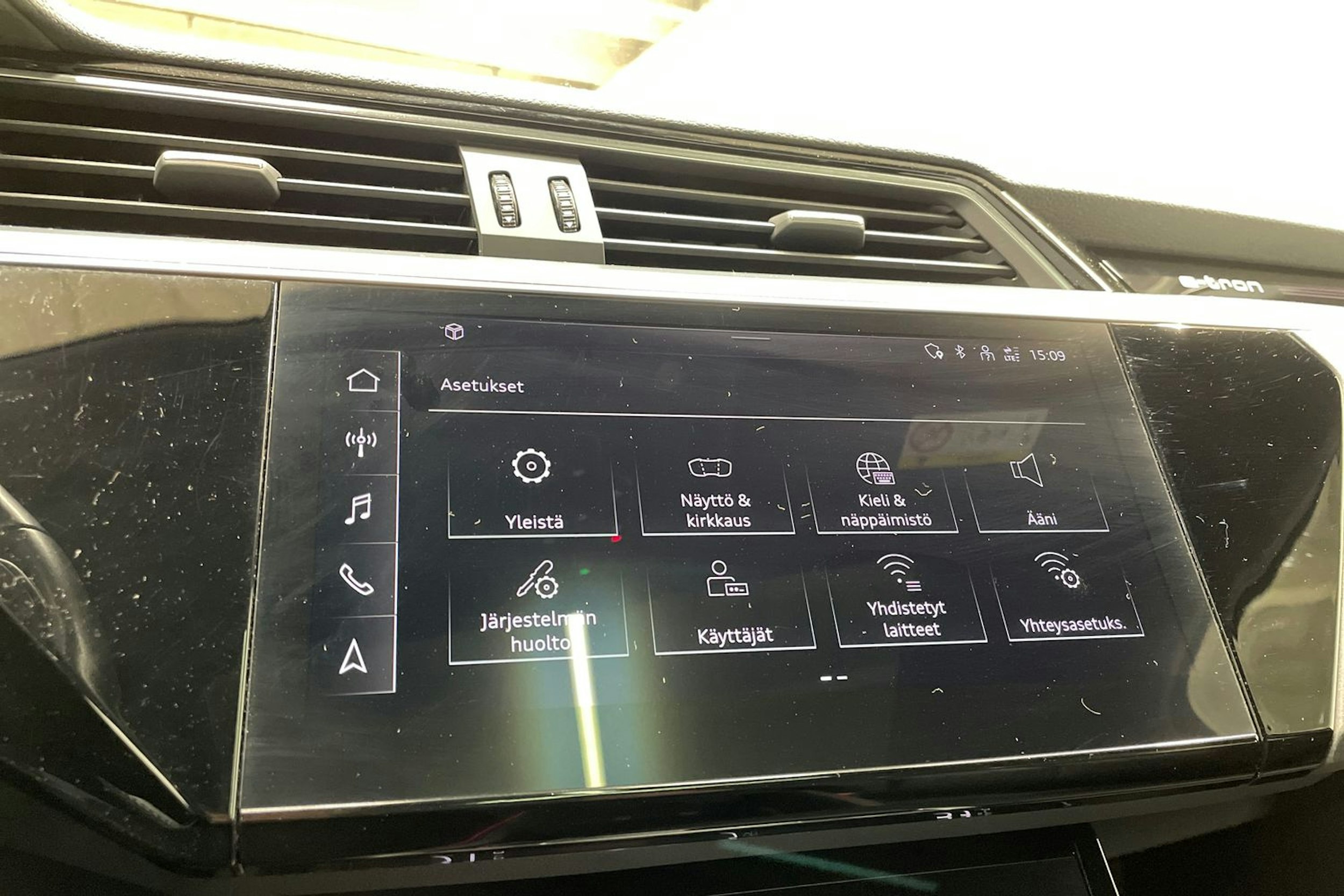 harmaa Audi e-tron 2021 kuva 19.