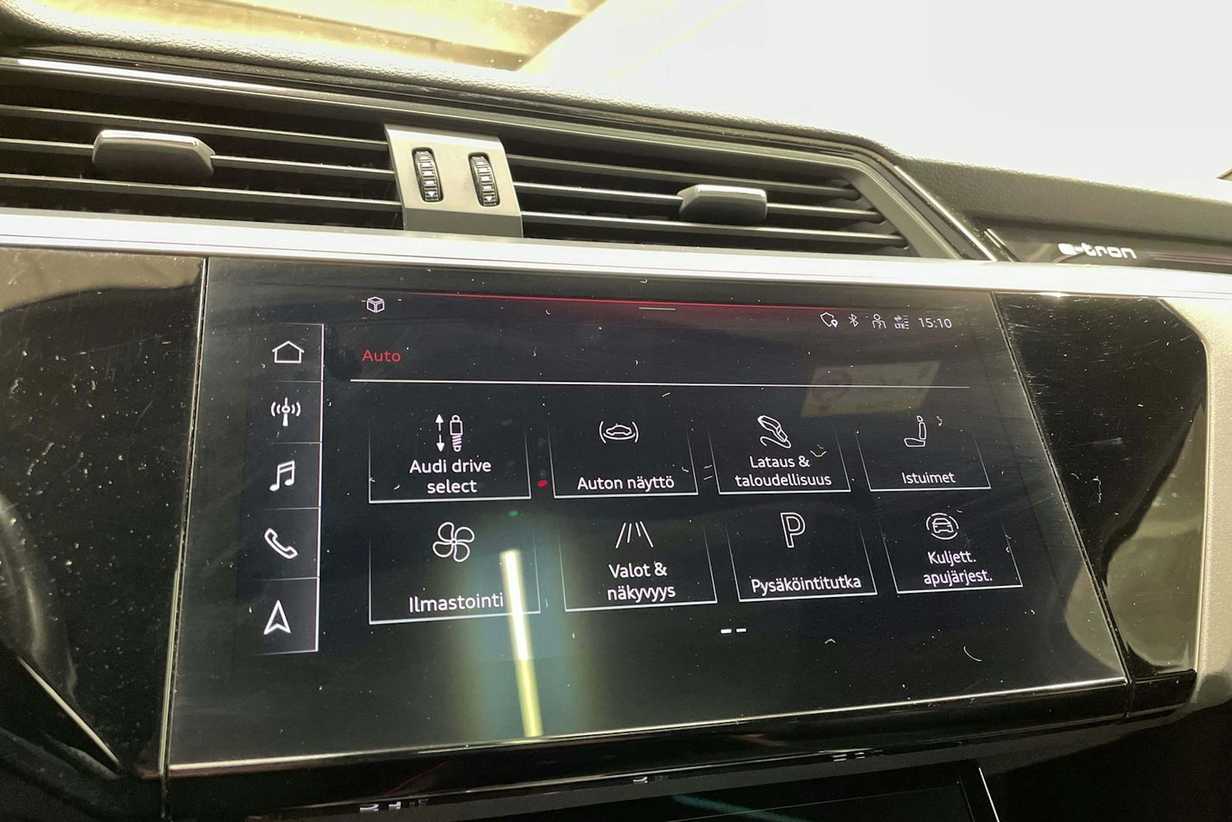 harmaa Audi e-tron 2021 kuva 21.