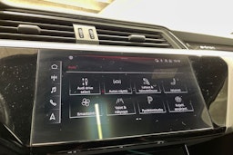 harmaa Audi e-tron 2021 kuva 21.