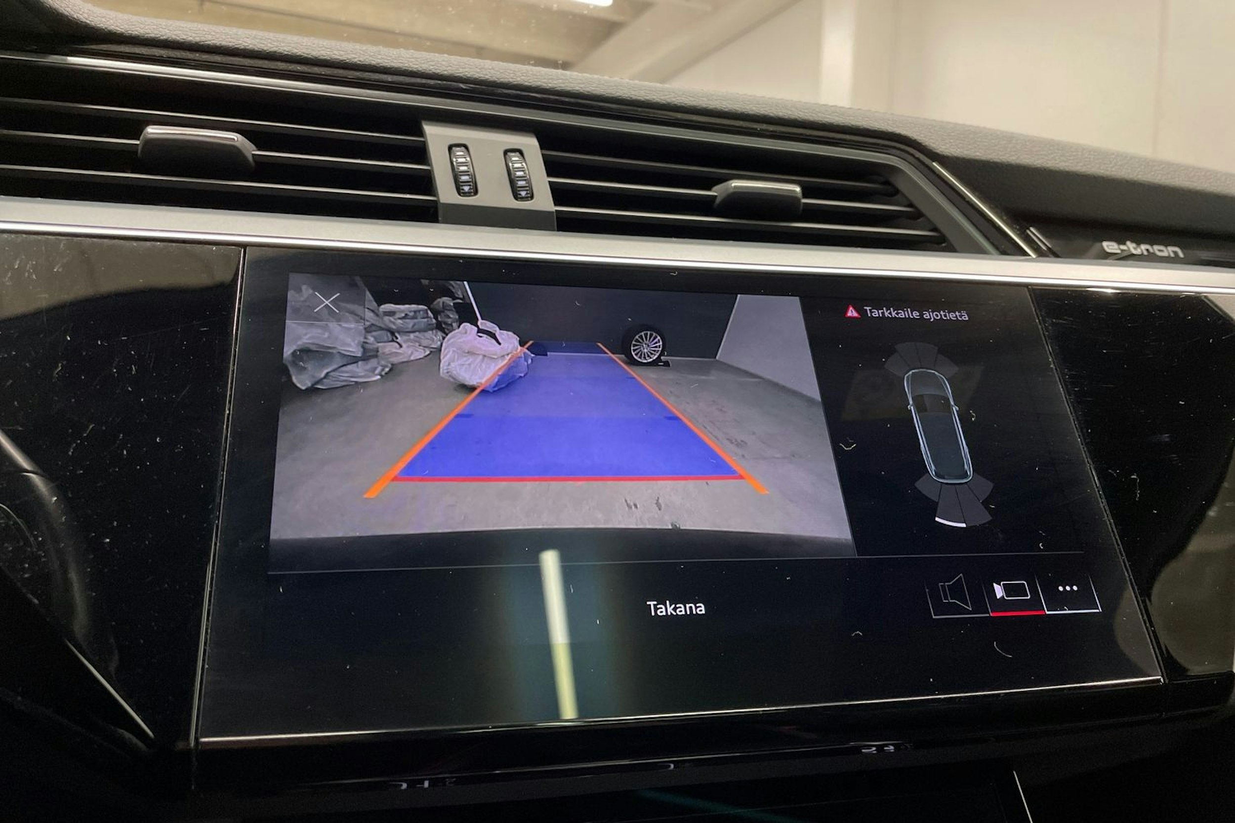 harmaa Audi e-tron 2021 kuva 24.