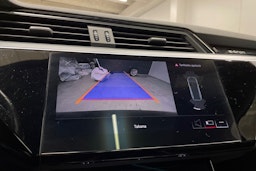 harmaa Audi e-tron 2021 kuva 24.