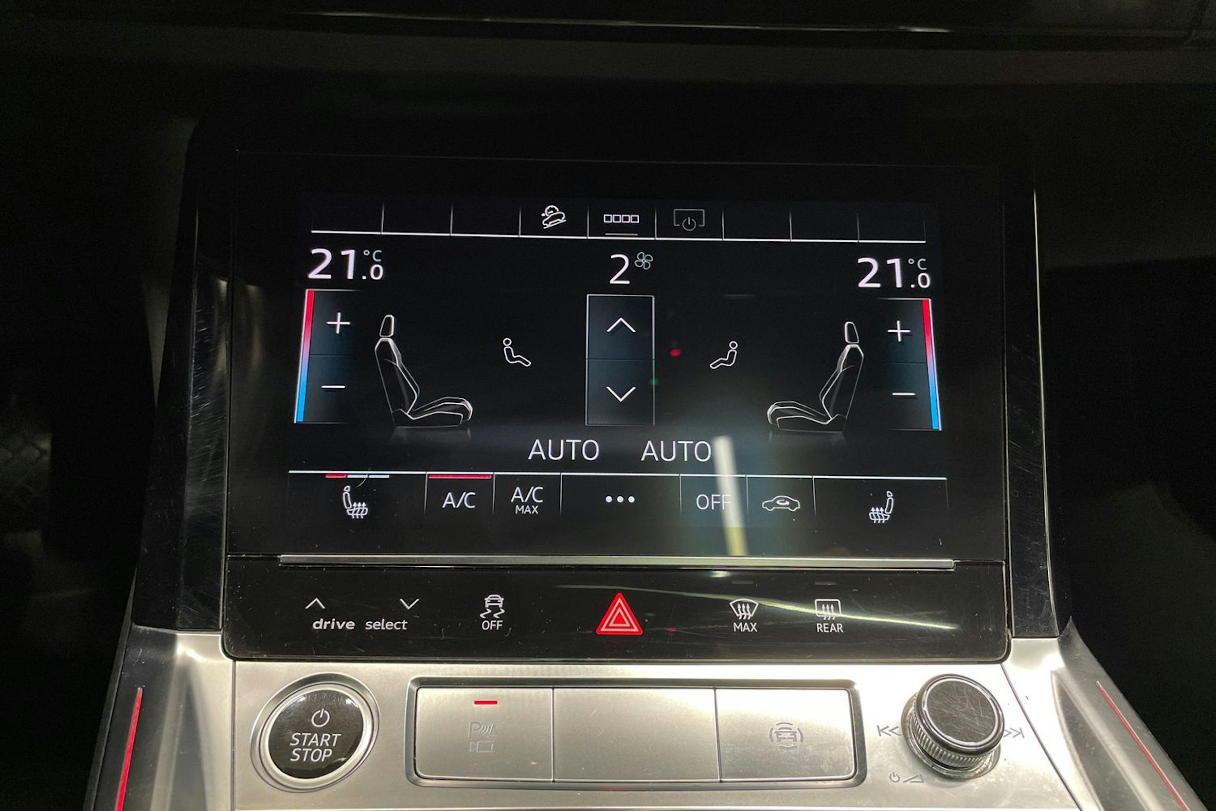 harmaa Audi e-tron 2021 kuva 25.