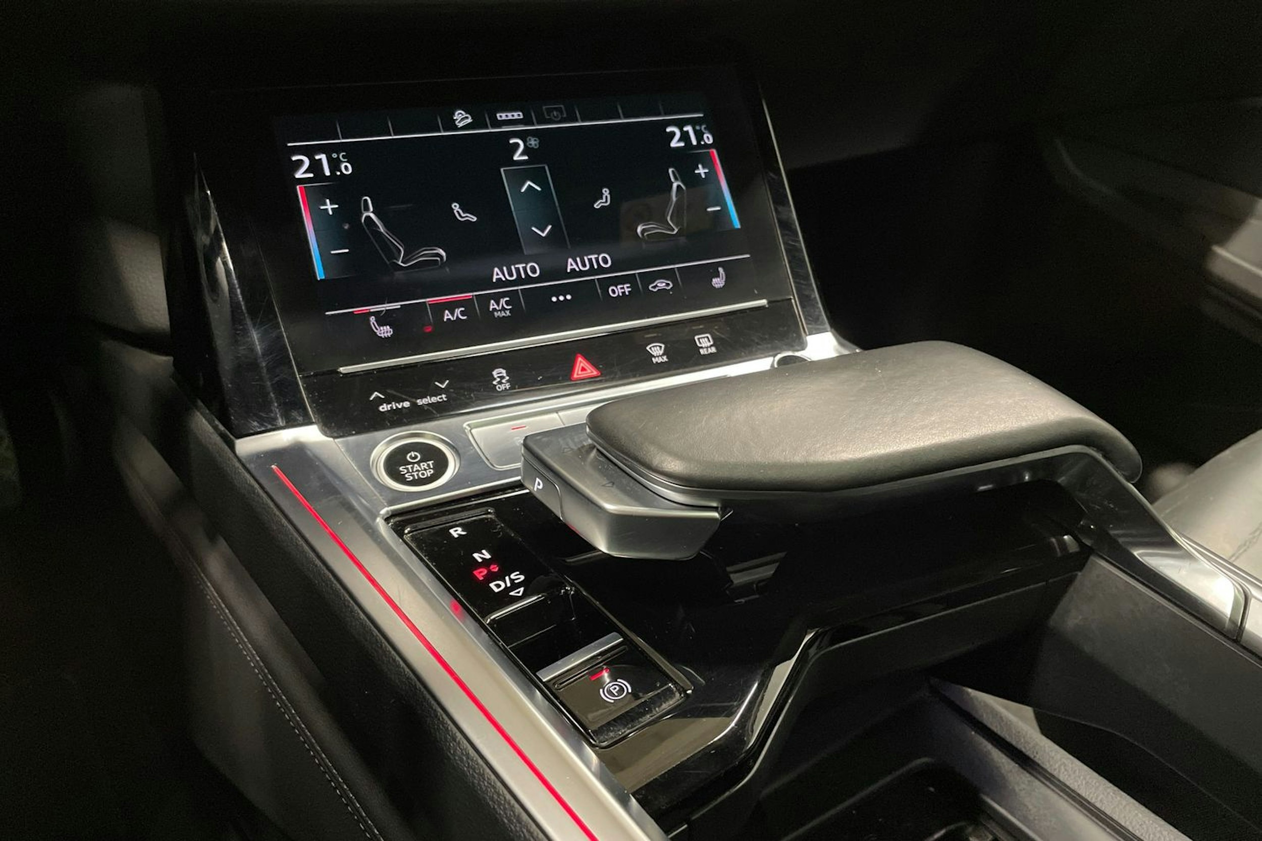 harmaa Audi e-tron 2021 kuva 26.